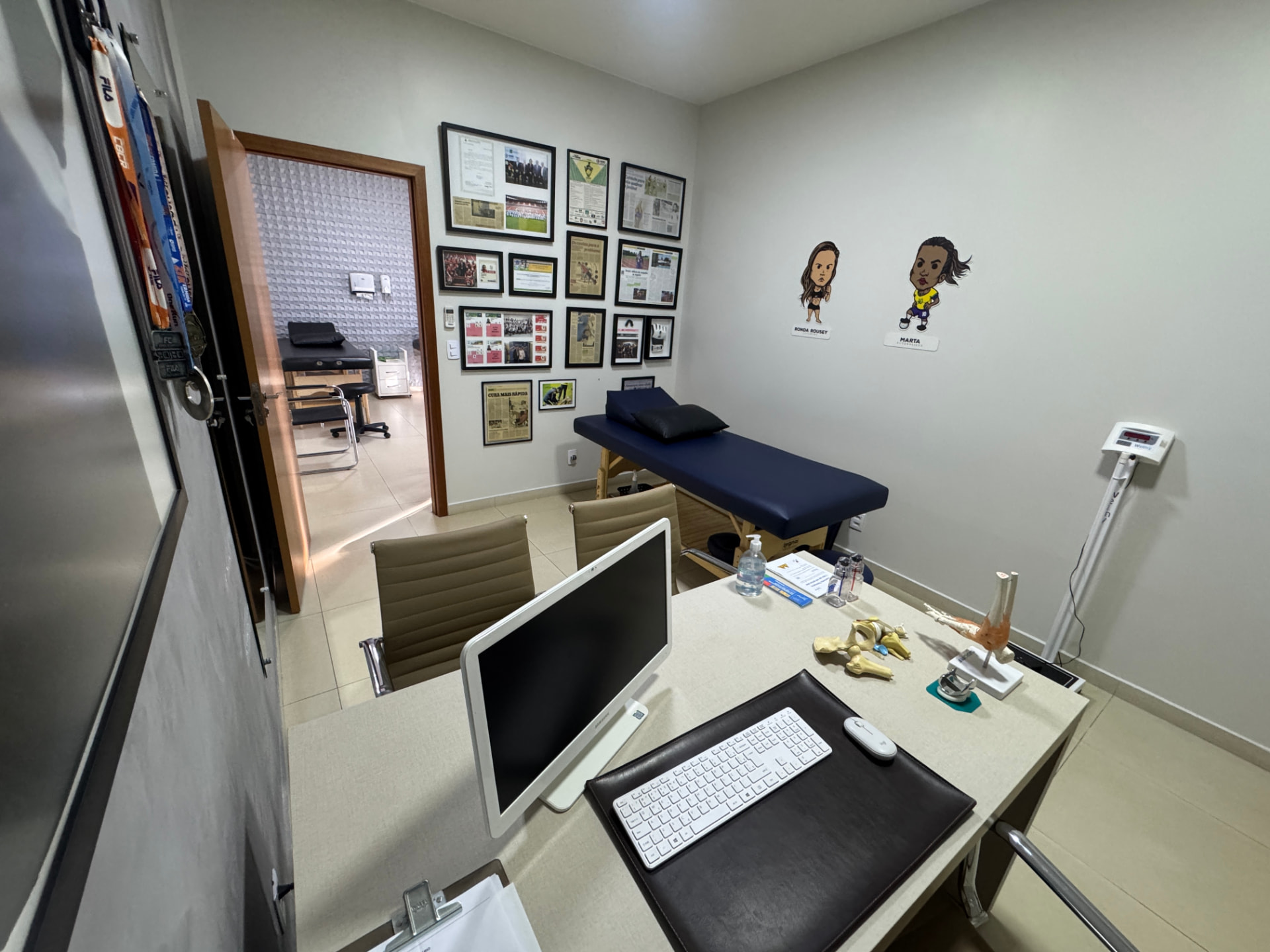 Consultório da Return to Play com maca, mesa de atendimento e materiais de avaliação