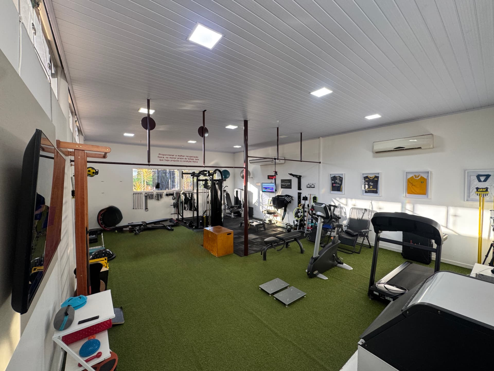 Espaço integrado da Return to Play com área de treinamento, equipamentos e piso sintético