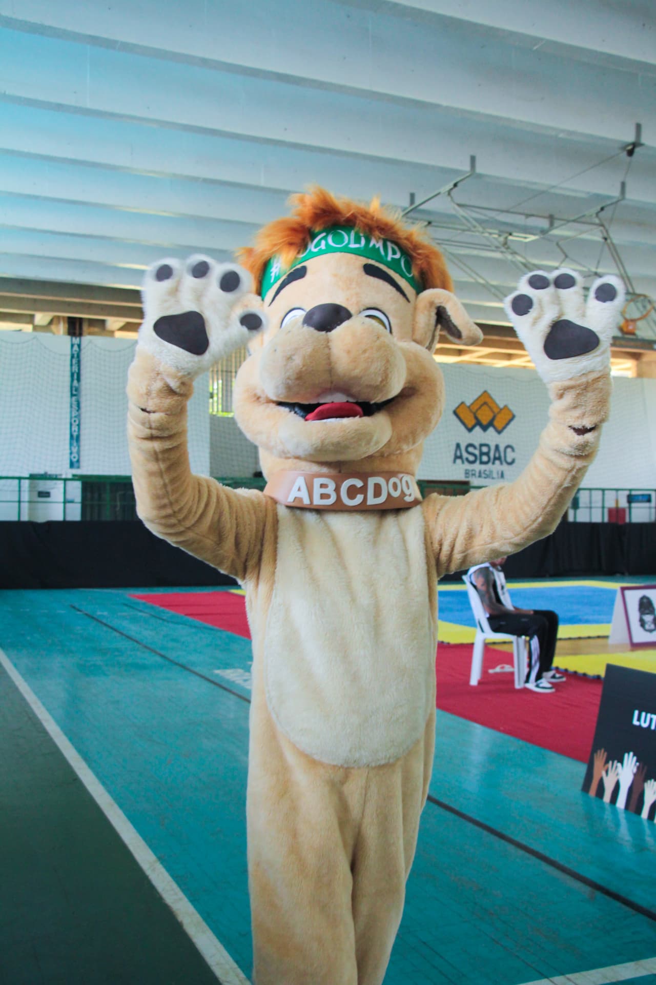 Mascote da ABCD em ação educativa da campanha Jogo Limpo